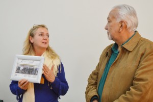 Professora Rozelaine entrega foto da primeira turma ao coordenador Tusi